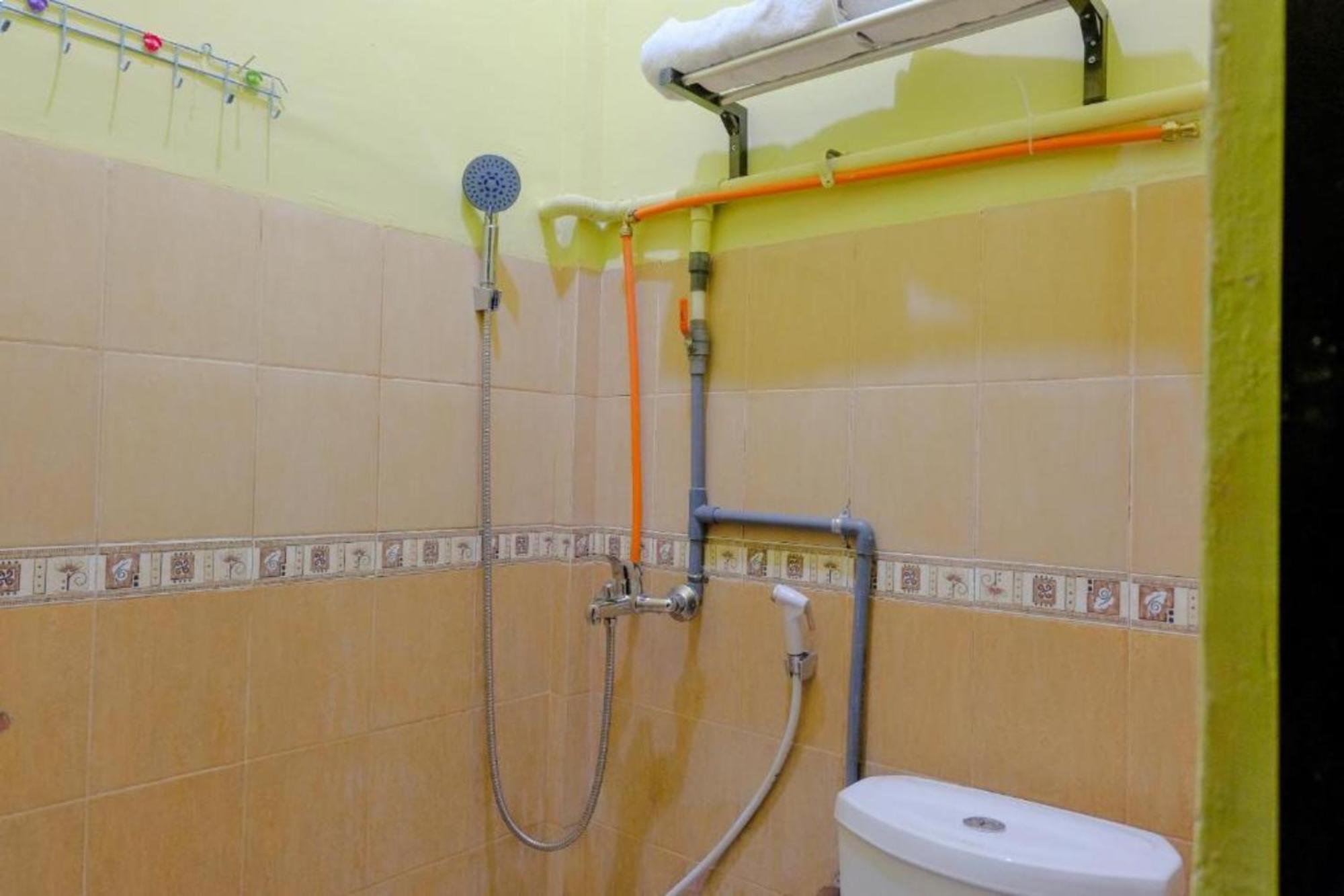 Oyo 1784 Hj. Aniek Residence Мадиун Екстериор снимка