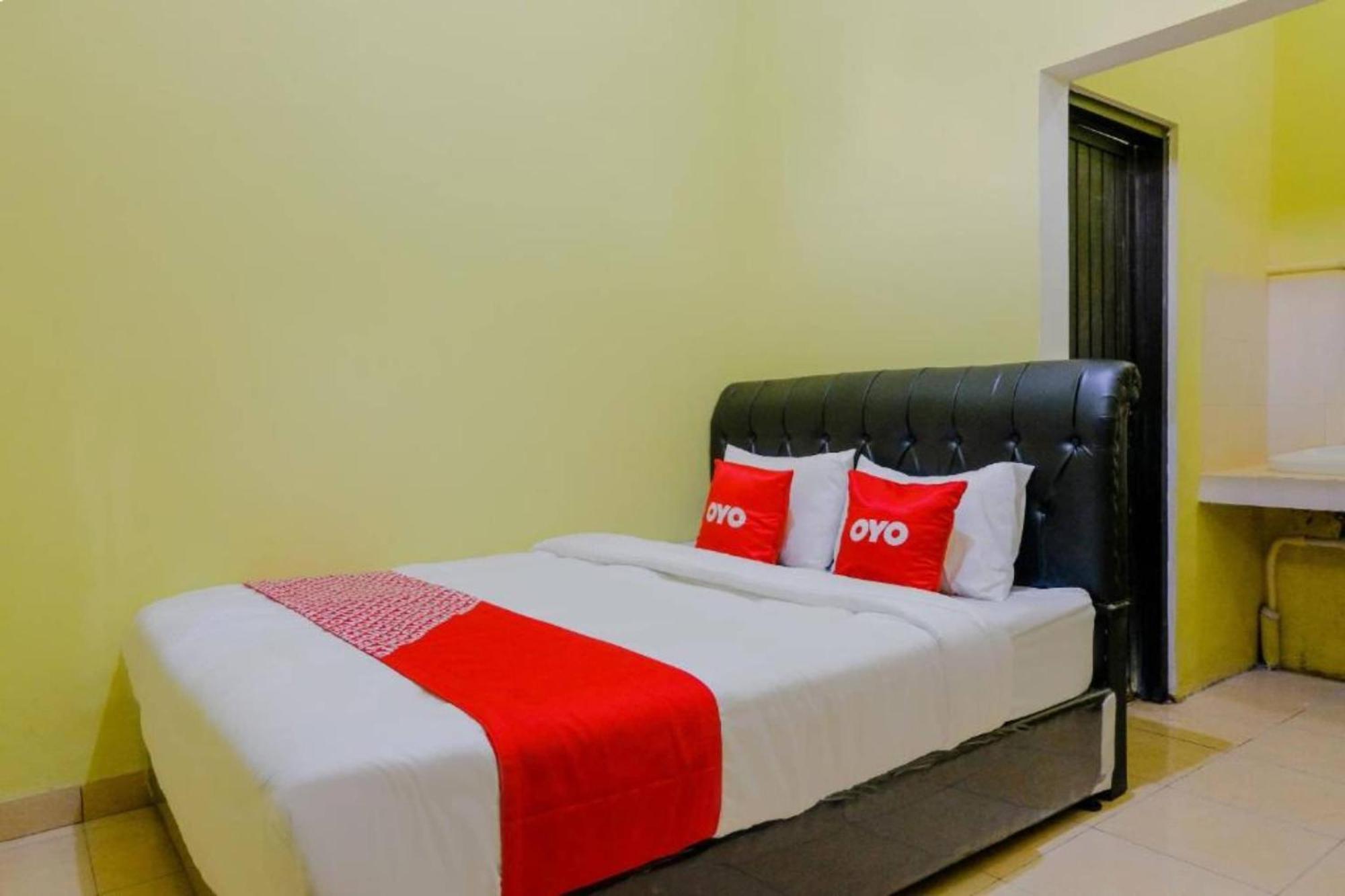 Oyo 1784 Hj. Aniek Residence Мадиун Екстериор снимка
