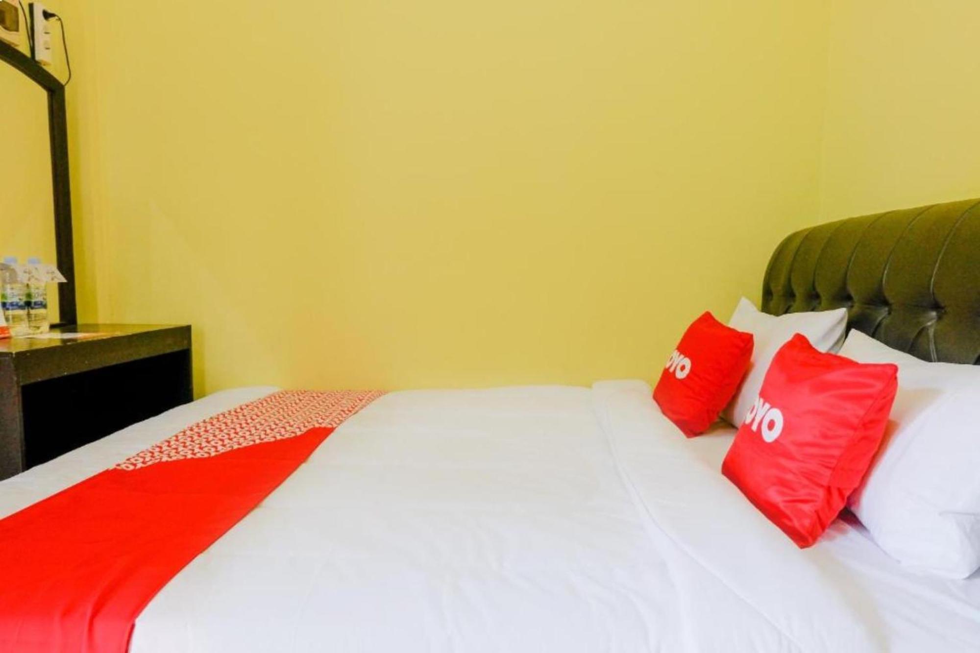 Oyo 1784 Hj. Aniek Residence Мадиун Екстериор снимка