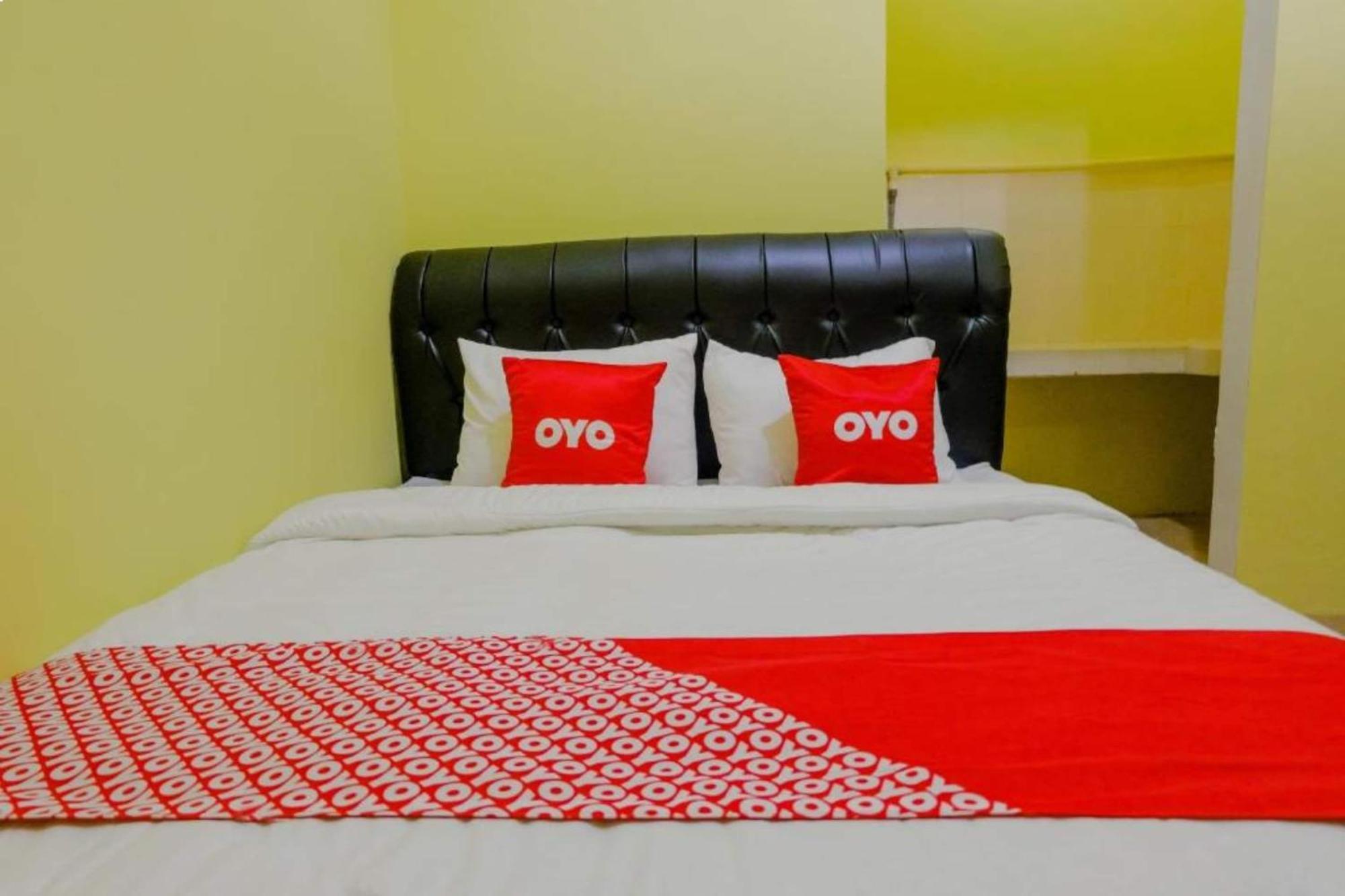 Oyo 1784 Hj. Aniek Residence Мадиун Екстериор снимка