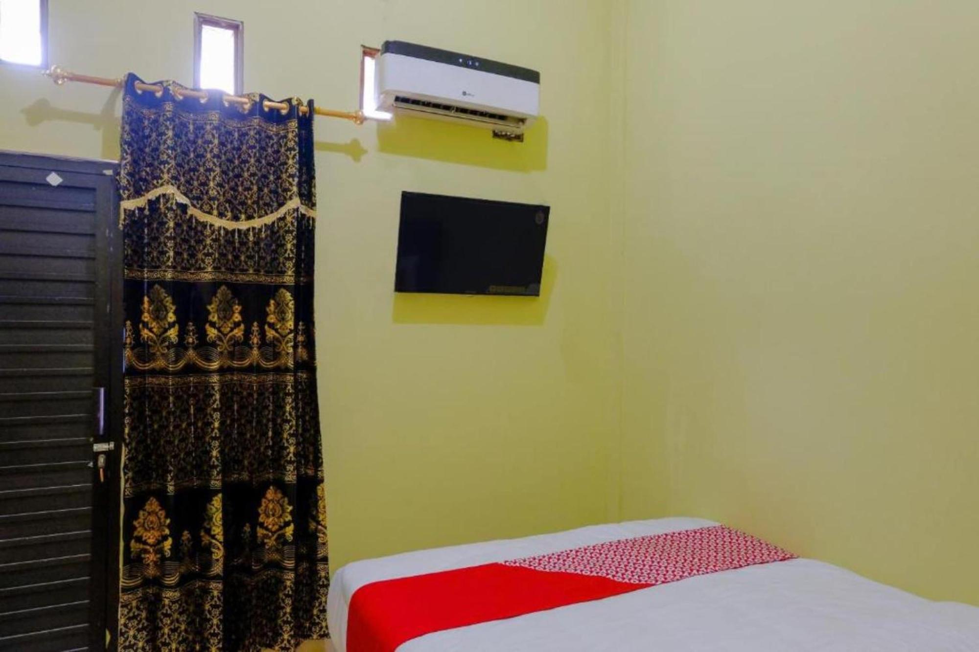 Oyo 1784 Hj. Aniek Residence Мадиун Екстериор снимка