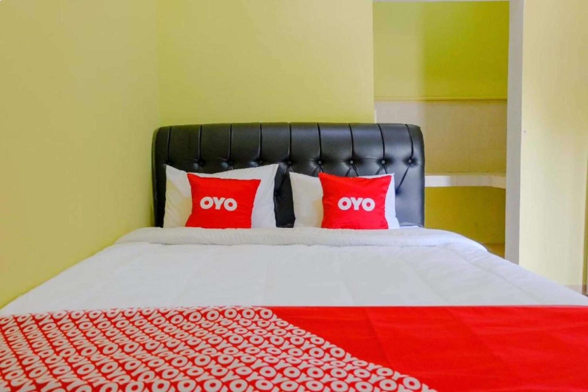 Oyo 1784 Hj. Aniek Residence Мадиун Екстериор снимка