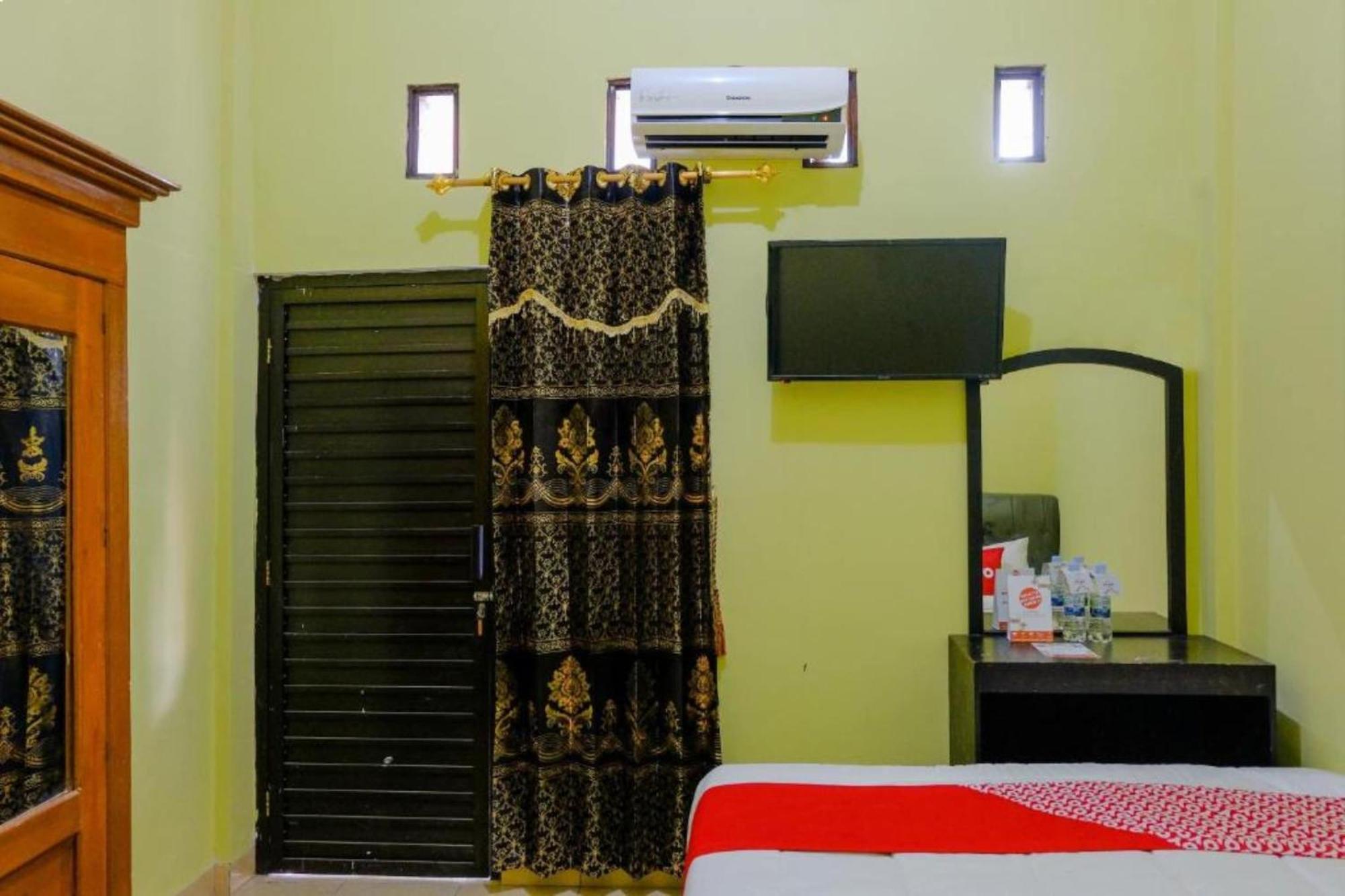 Oyo 1784 Hj. Aniek Residence Мадиун Екстериор снимка