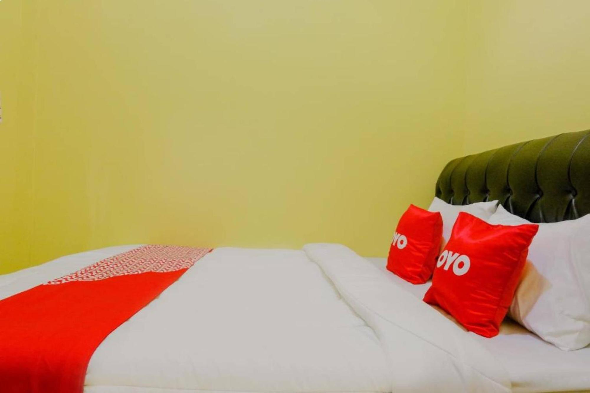 Oyo 1784 Hj. Aniek Residence Мадиун Екстериор снимка