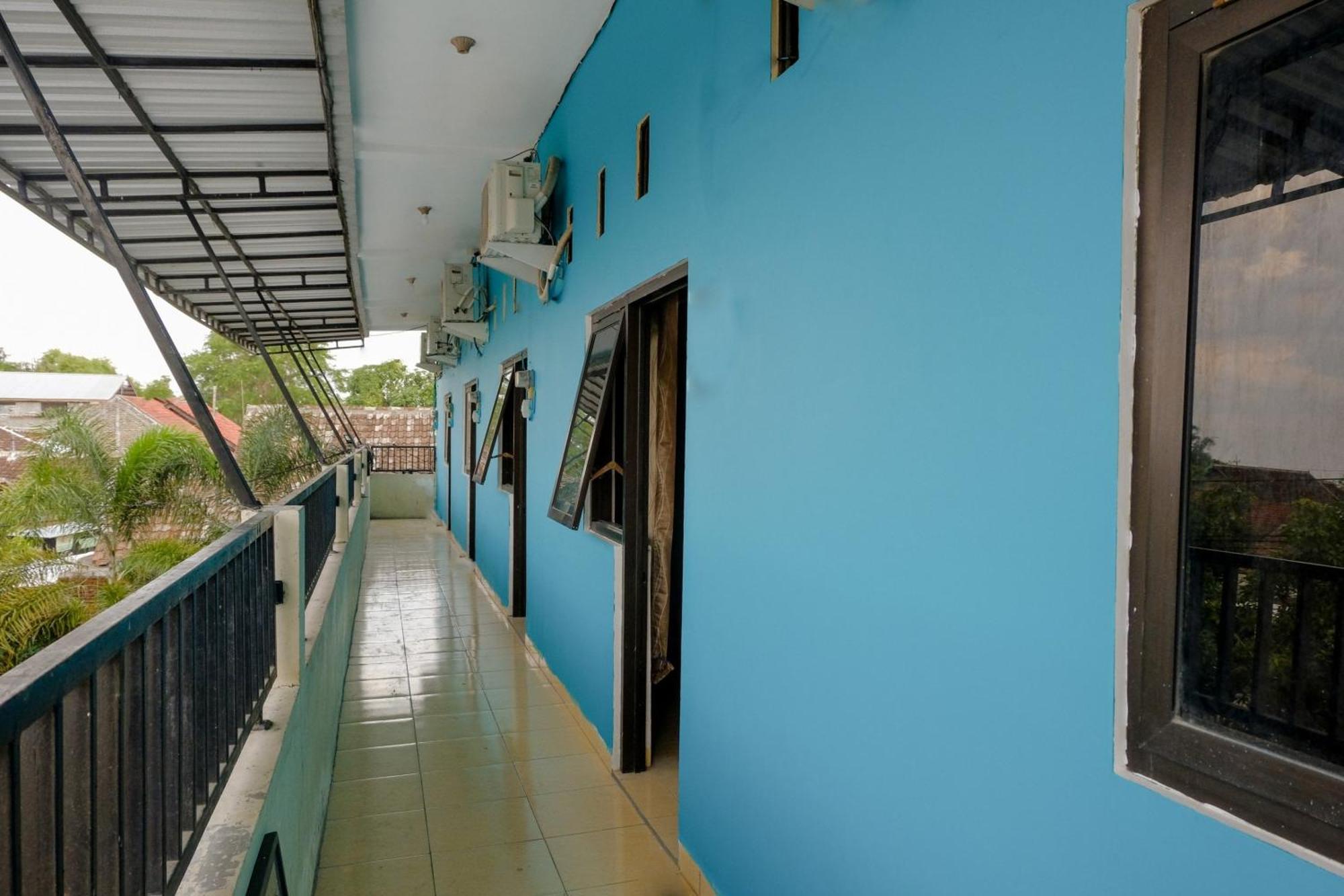 Oyo 1784 Hj. Aniek Residence Мадиун Екстериор снимка