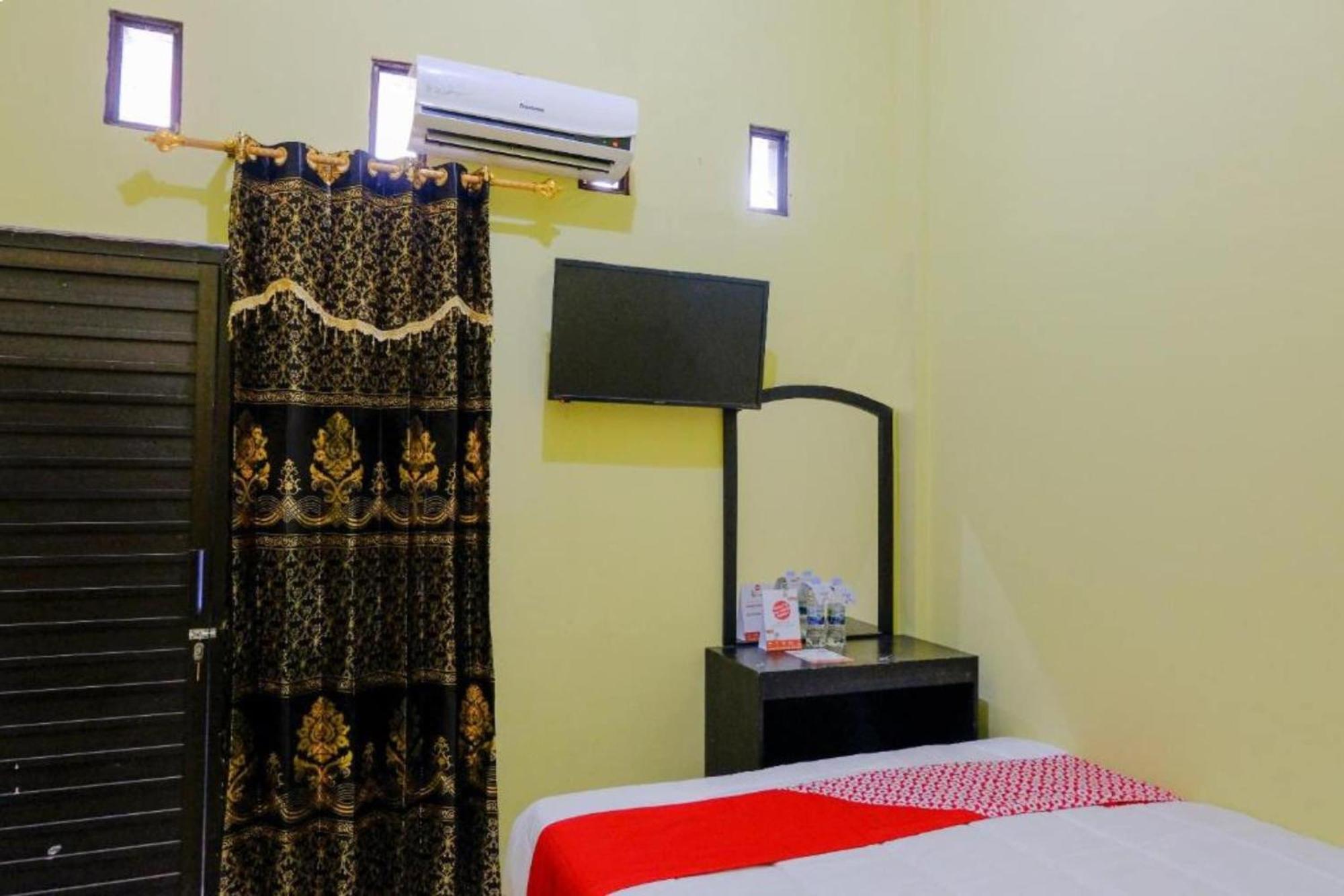 Oyo 1784 Hj. Aniek Residence Мадиун Екстериор снимка